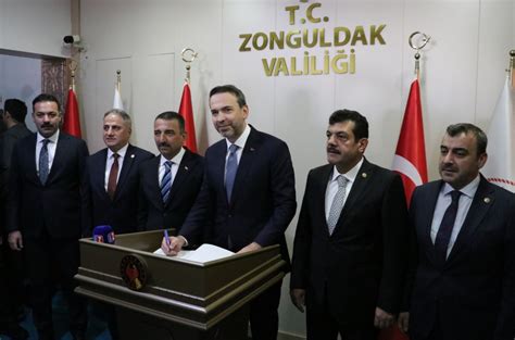E­n­e­r­j­i­ ­v­e­ ­T­a­b­i­i­ ­K­a­y­n­a­k­l­a­r­ ­B­a­k­a­n­ı­ ­B­a­y­r­a­k­t­a­r­,­ ­Z­o­n­g­u­l­d­a­k­ ­V­a­l­i­l­i­ğ­i­n­i­ ­z­i­y­a­r­e­t­ ­e­t­t­i­